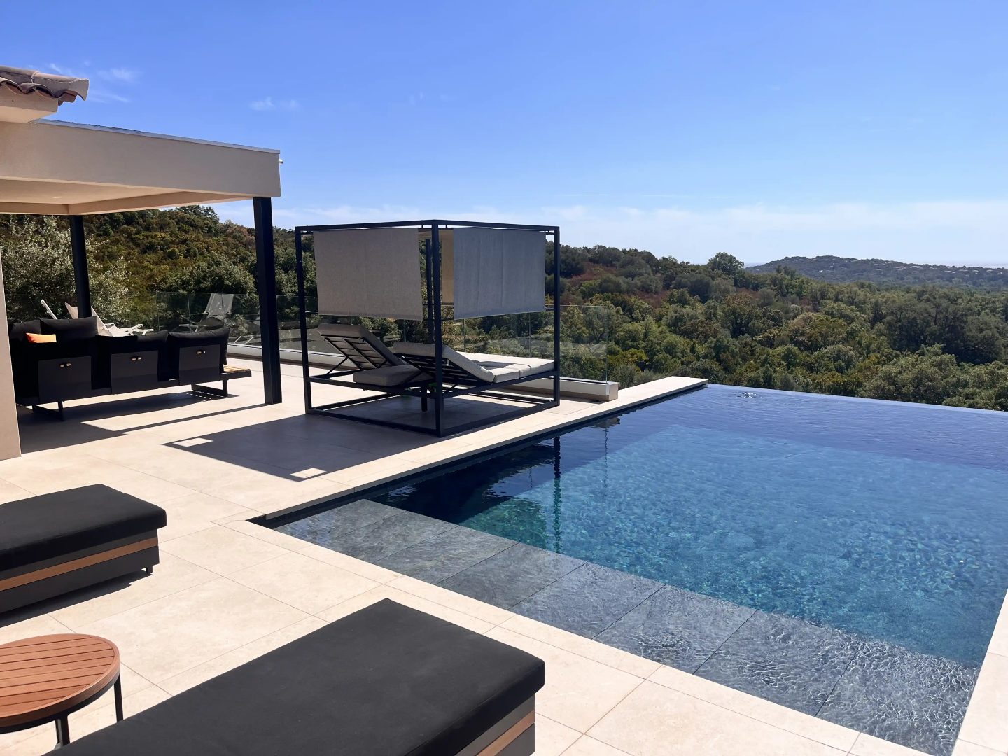 La piscine à débordement, le lit de repos sous voile et le maquis à perte de vue.