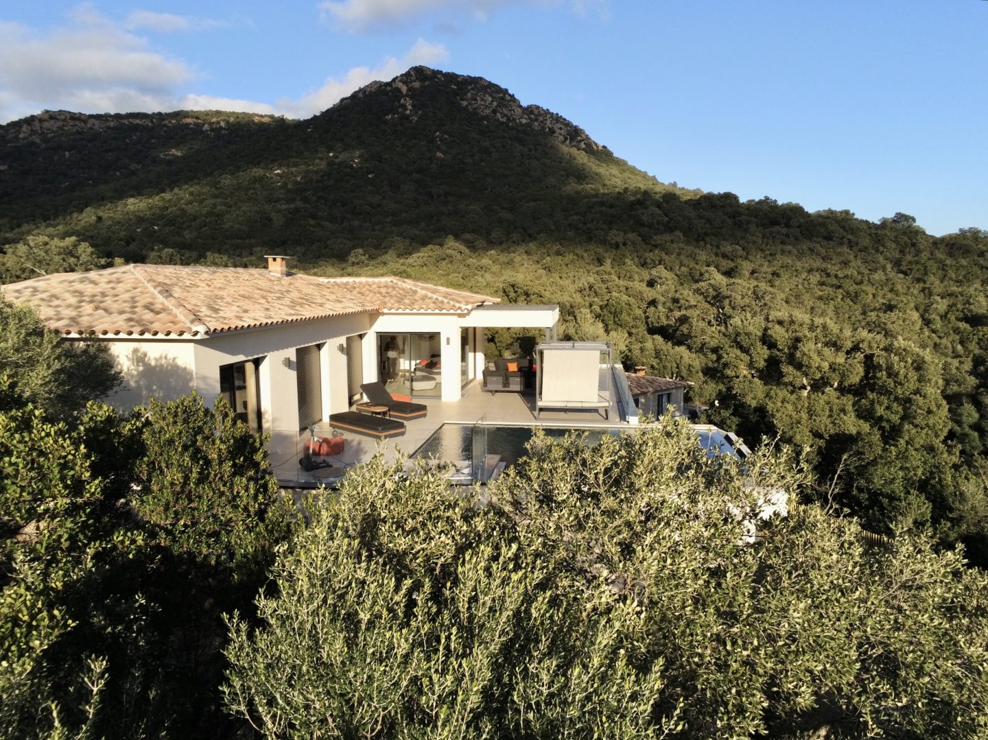 La villa posée dans le maquis, adossée à la montagne.